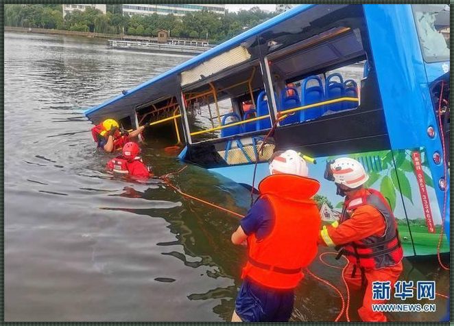 鹤壁惊现“水消防”？公交车上的装修奇遇！